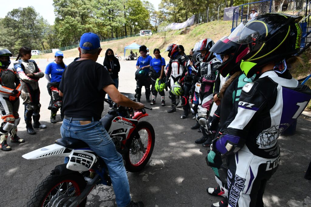 Italika Racing abre espacios para mujeres en el motociclismo deportivo.