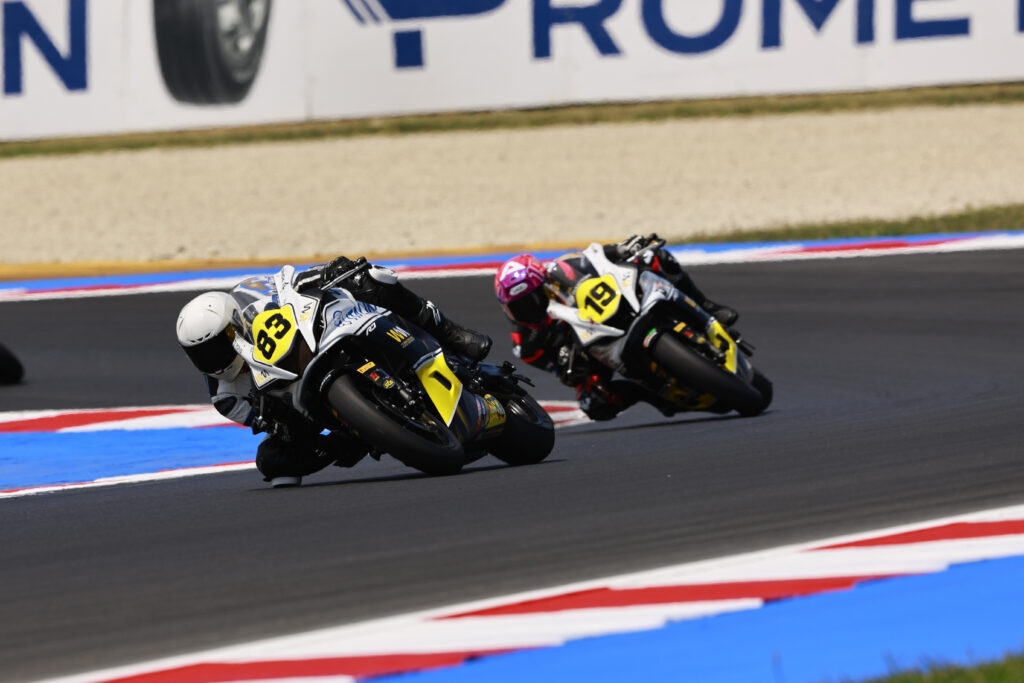 Astrid Madrigal luchando por la posición en la curva 16 del circuito Marco Simoncelli en Misano