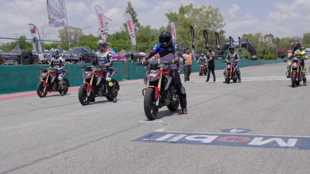Pilotos de carreras de motocicletas participando en el Campeonato Hunk 250R, dentro del Campeonato GS MOTOS 2026.