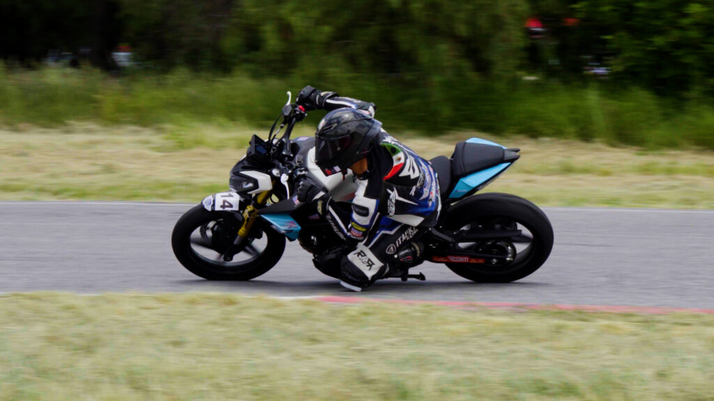 Pilotos de carreras de motocicletas participando en el Copa Morbidelli 352CC, dentro del Campeonato GS MOTOS 2026.