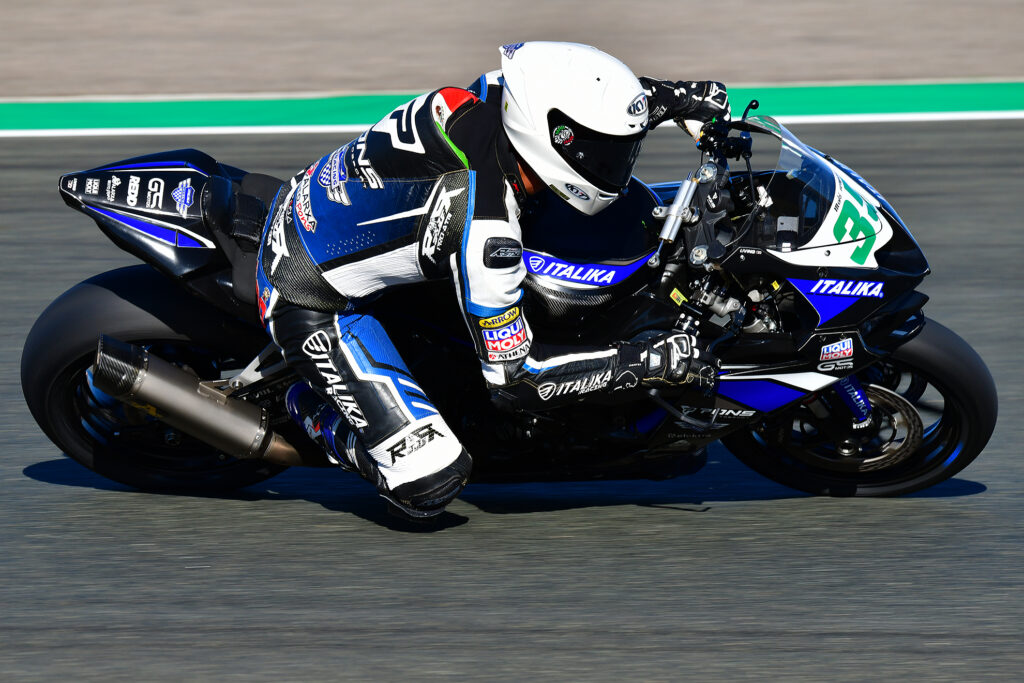 Piloto de ITALIKA Racing, compitiendo en el ESBK, en el circuito de Navarra, España.