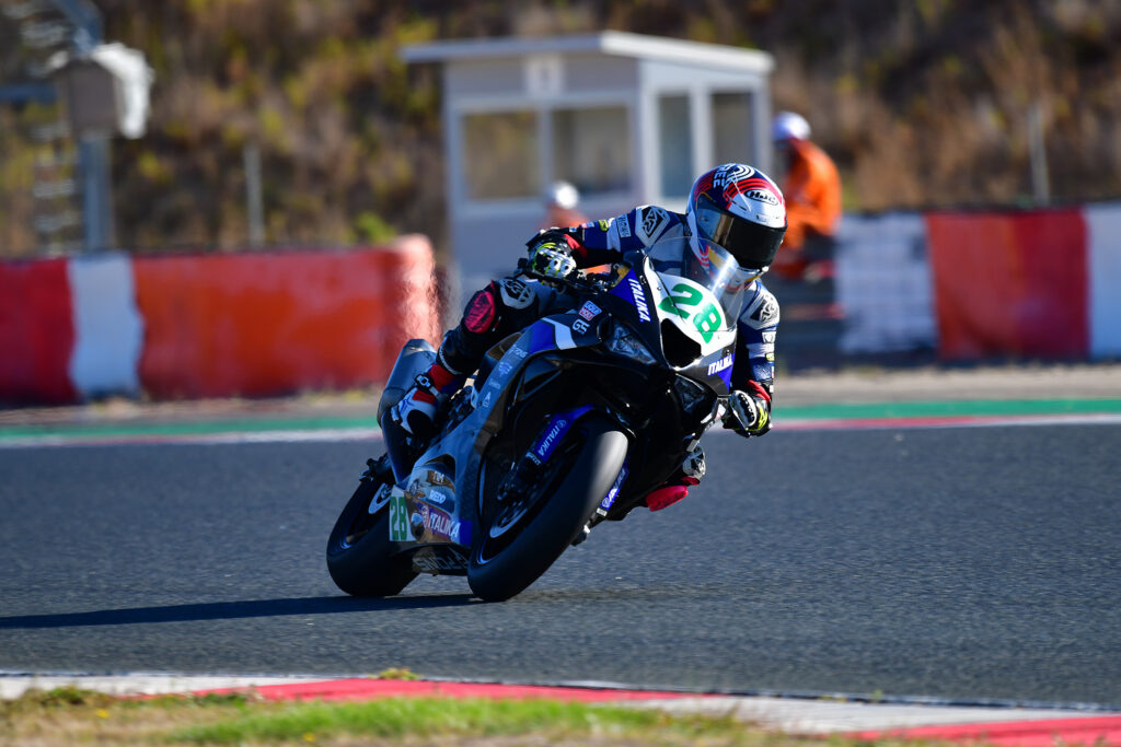 Piloto de ITALIKA Racing, compitiendo en el ESBK, en el circuito de Navarra, España.