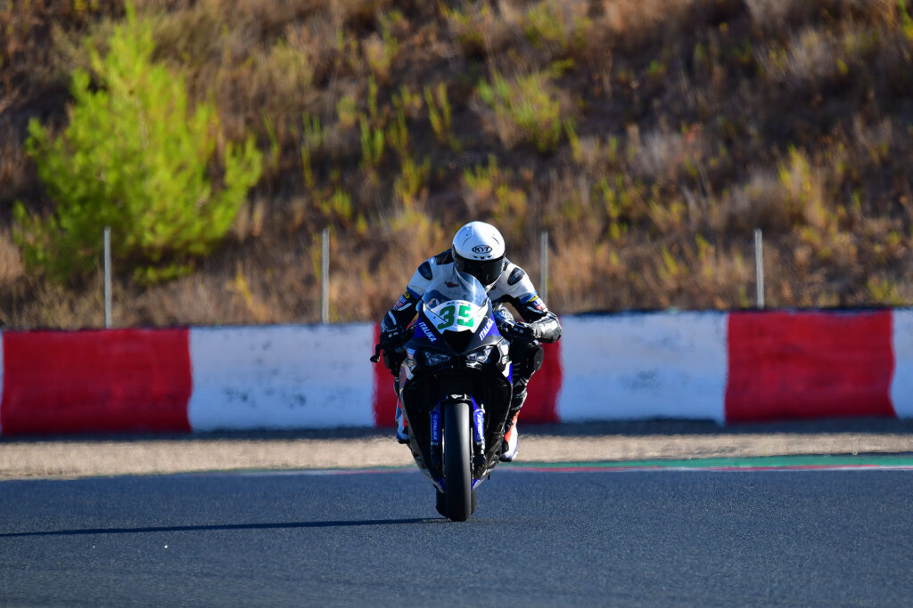 Piloto de ITALIKA Racing, compitiendo en el ESBK, en el circuito de Navarra, España.