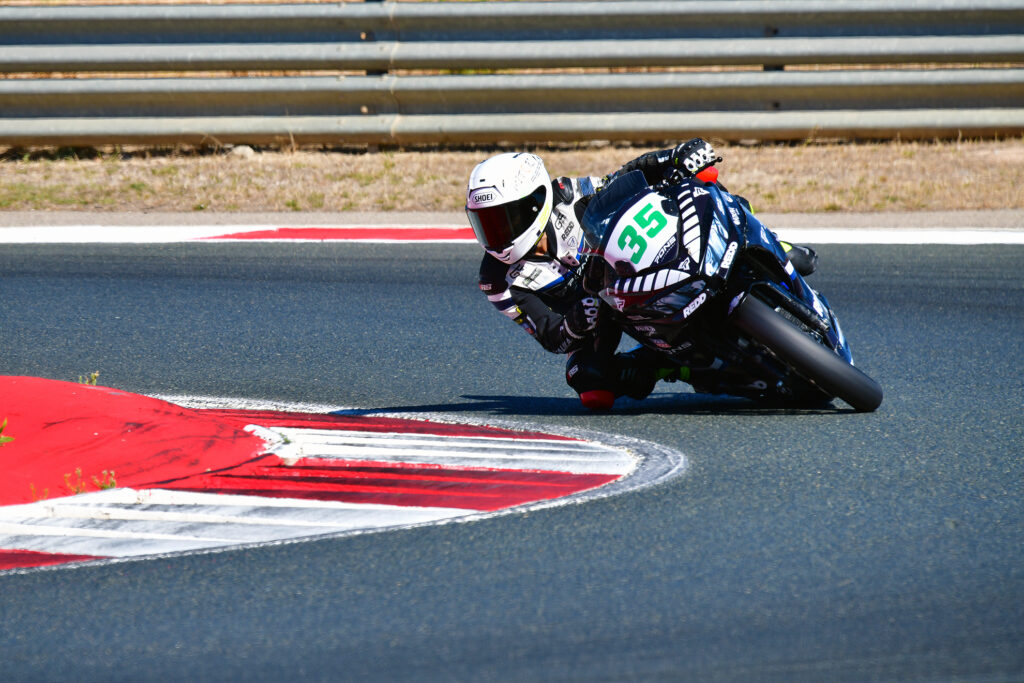 Piloto de ITALIKA Racing, compitiendo en el ESBK, en el circuito de Navarra, España.