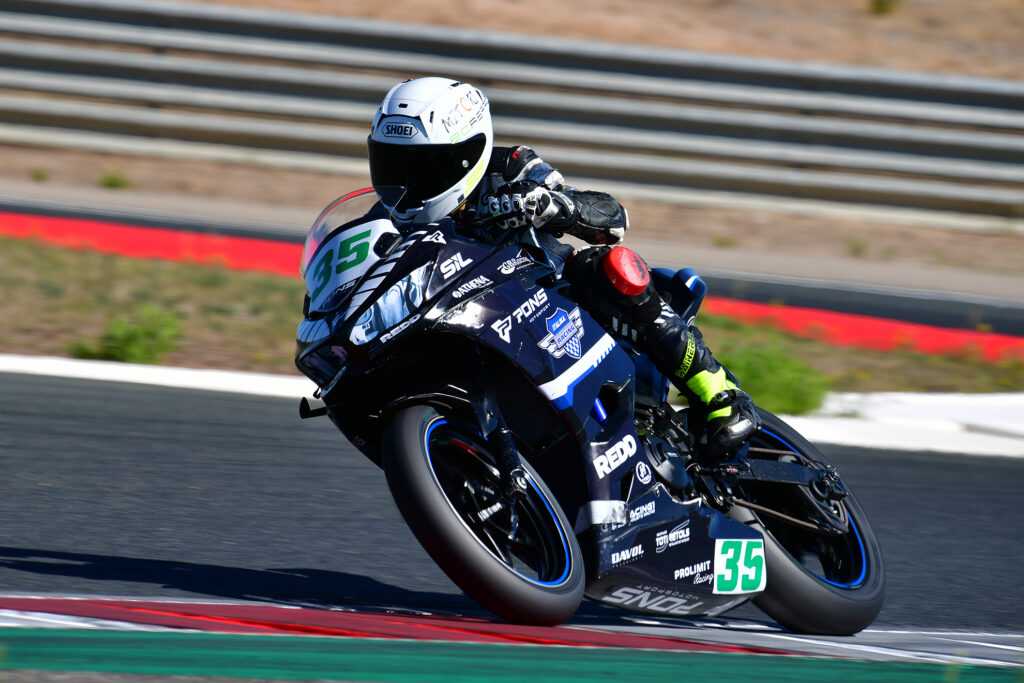 Piloto de ITALIKA Racing, compitiendo en el ESBK, en el circuito de Navarra, España.