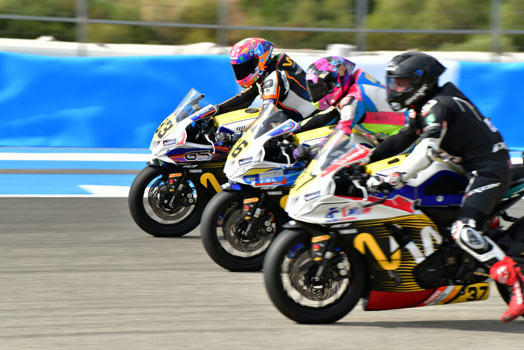 Astrid Madrigal, con equipo de seguridad completo, compitiendo en la final del WorldWCR, en España, con el equipo ITALIKA Racing.