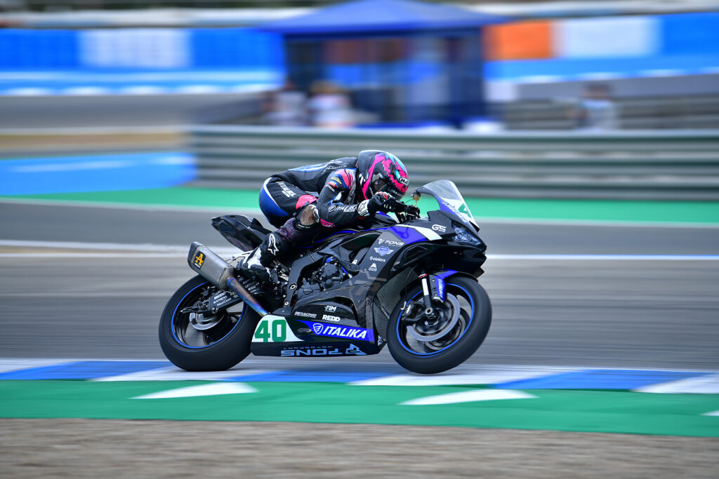 Julián Correa compitiendo en la final del WorldWCR, en España, con el equipo ITALIKA Racing.