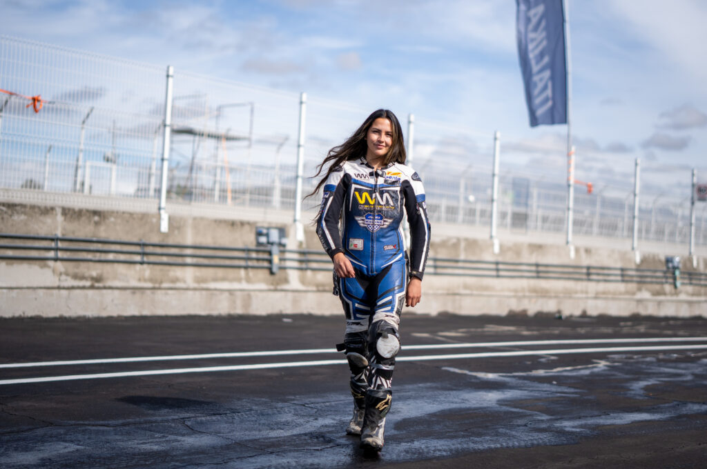 Piloto de velocidad Astrid Madrigal, del equipo ITALIKA Racing con equipo de seguridad en una pista de velocidad.